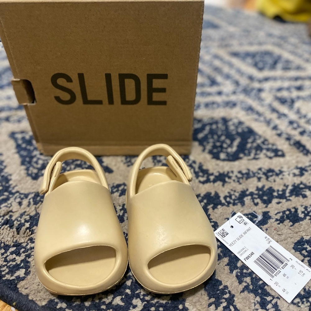 Yeezy Slide - Picture 2 of 3
